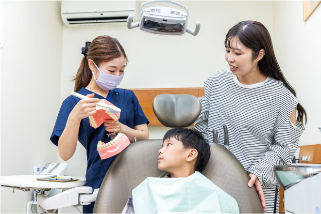 岩手県盛岡市の歯医者・インプラント歯科「高橋衛歯科医院」|歯磨きのポイントを説明するスタッフ