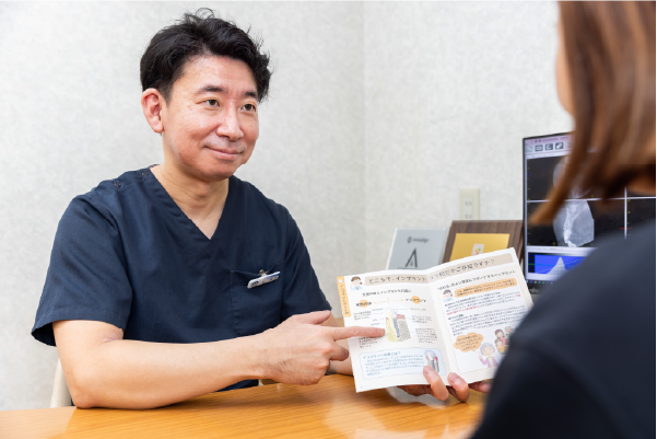 岩手県盛岡市の歯医者・インプラント歯科「高橋衛歯科医院」|治療内容・費用の説明を受ける様子