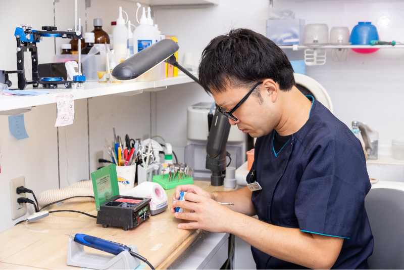 岩手県盛岡市の歯医者・インプラント歯科「高橋衛歯科医院」|技工部を作成する様子