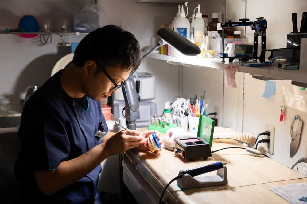 岩手県盛岡市の歯医者・インプラント歯科「高橋衛歯科医院」|歯科技工士が精度の高い技工物を製作のところ