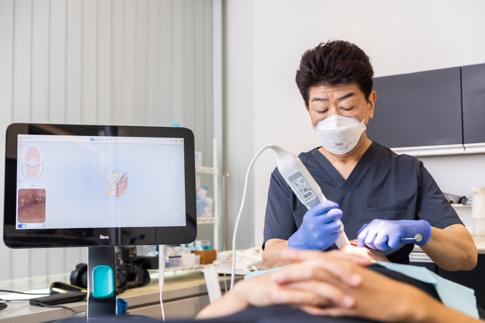 岩手県盛岡市の歯医者・インプラント歯科「高橋衛歯科医院」|口腔内スキャナーで歯の型取りをする理事長
