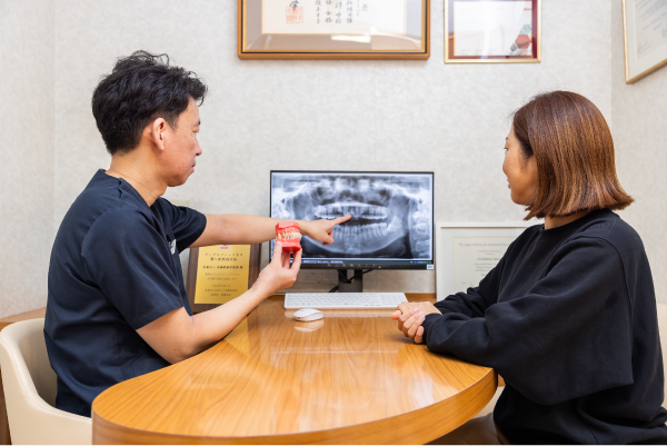岩手県盛岡市の歯医者・インプラント歯科「高橋衛歯科医院」|治療方針を説明する様子