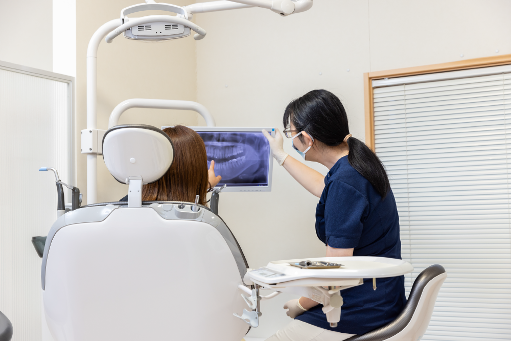 岩手県盛岡市の歯医者・インプラント歯科「高橋衛歯科医院」|お口の状態を説明するスタッフ