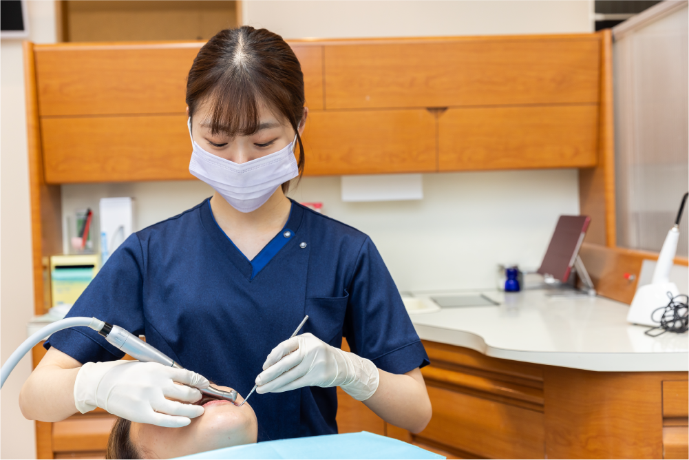 岩手県盛岡市の歯医者・インプラント歯科「高橋衛歯科医院」|虫歯菌・歯周病菌の定着を予防するため歯石や汚れを除去するスタッフ