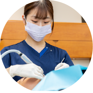 岩手県盛岡市の歯医者・インプラント歯科「高橋衛歯科医院」|歯の歯垢・歯石を除去するスタッフ