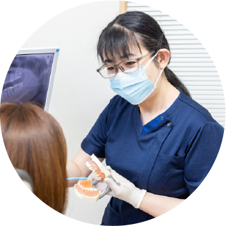 岩手県盛岡市の歯医者・インプラント歯科「高橋衛歯科医院」|使用方法を説明するスタッフ