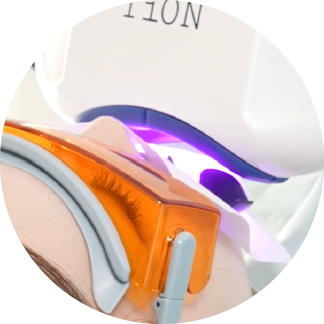 岩手県盛岡市の歯医者・インプラント歯科「高橋衛歯科医院」|専用の機械で光を照射するイメージ