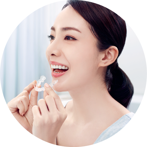 インビザラインを持つ女性