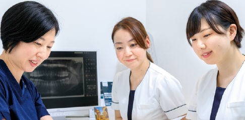 ミーティング中のスタッフ