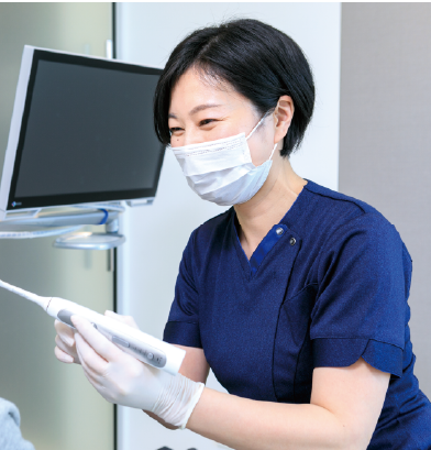 器具の説明をする野崎