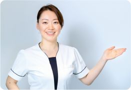 手を上げるスタッフ