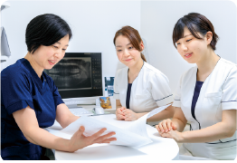 ミーティング中のスタッフ